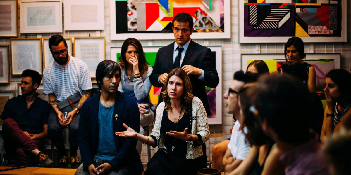 Transaktionsanalyse und Ausstieg aus dem Dramadreieck - mehrere Menschen diskutieren am Arbeitsplatz